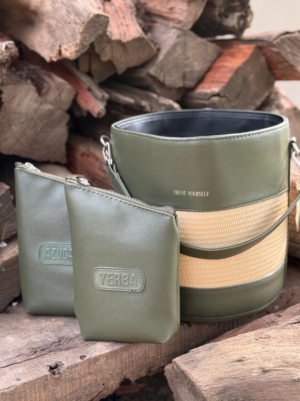 Bolso matero de cuero y rafia