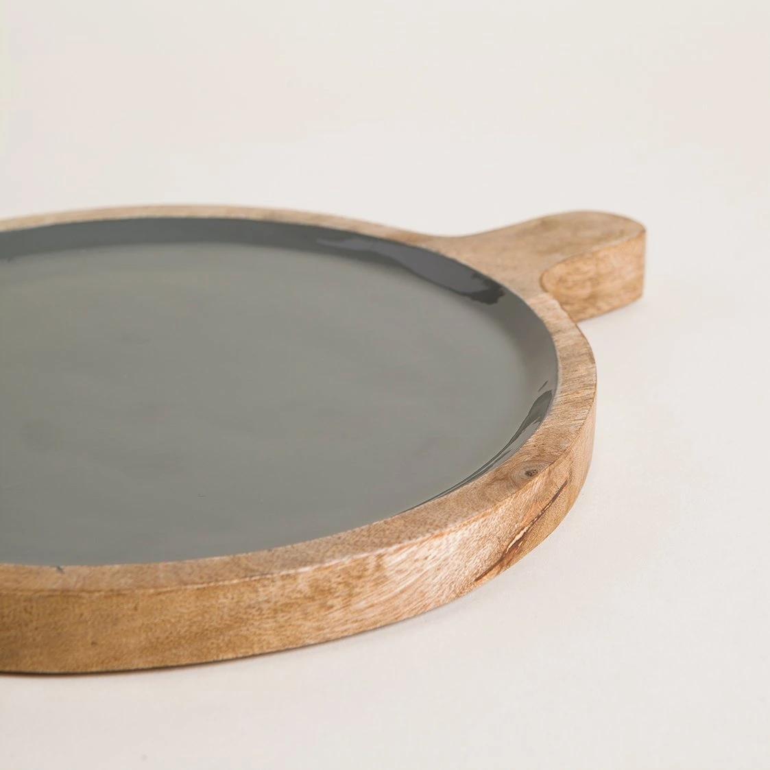 Tabla de madera esmaltada