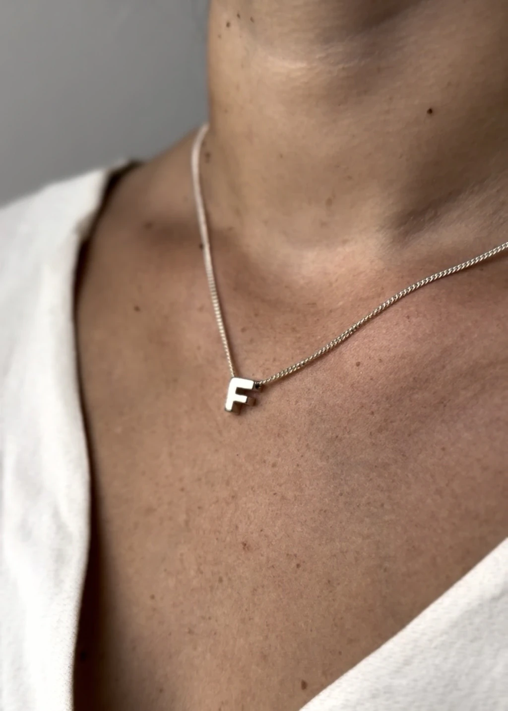 Collar Letra Pasante